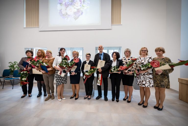 az_egeszsegugy_mindennapi_hoseit__az_apolokat_unnepeltek_a_szegedi_tudomanyegyetemen