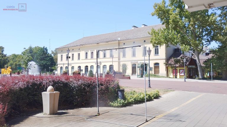 Makó párakapu főtéren