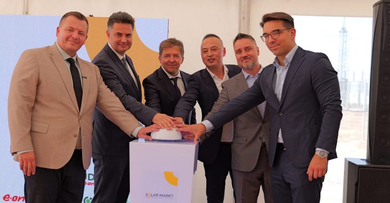 Ferenczi Gábor országgyűlési képviselő, Márki-Zay Péter polgármester, Mécs Imre, a Solar Markt Csoport elnöke, James Li, a Sungrow Europe alelnöke, Mormer Miklós, a Solar Markt Csoport technológiai igazgatója és Anton Raic, a STEM értékesítési alelnöke